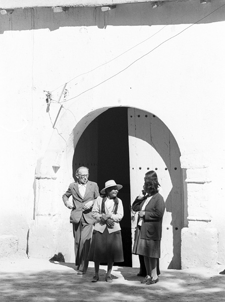 Le pre Gustave Le Paige devant son glise, San Pedro de Atacama, Chili