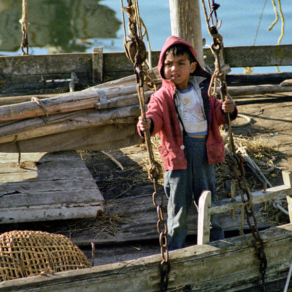 Petit marin sur son bateau, Castro, le Chiloe, Chili