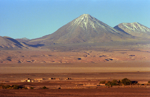 Le volcan Licangabur vu de San Pedro de Atacama, dsert de Atacama, Chili