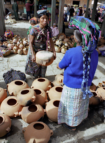 Vendeuse de pots, Totonicapan, Guatemala