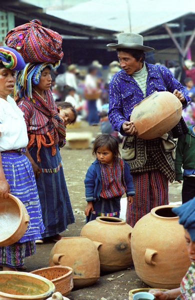Vendeurs de pots en cramique, march de Nahaula, Guatemala