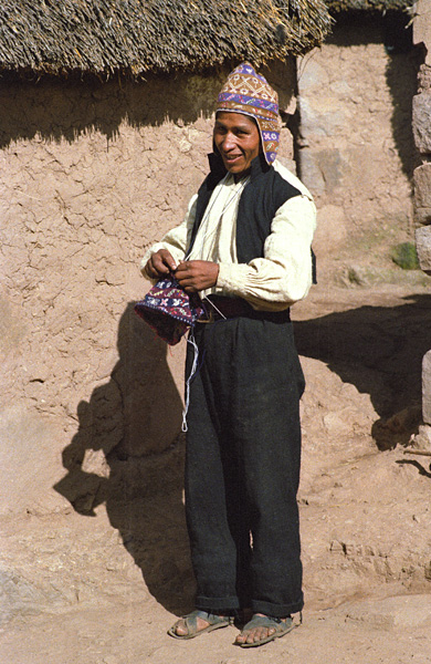 Homme tricotant, le Taquile, lac Titicaca, Prou