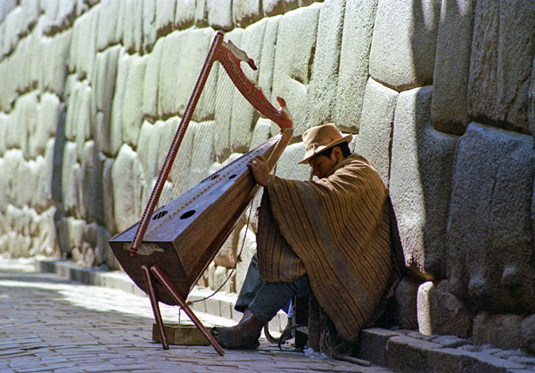 Musicien de rue, calle Triunfo, Cuzco, Prou