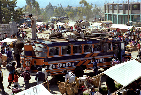 Bus et transporteurs, march de Chupaca, Prou