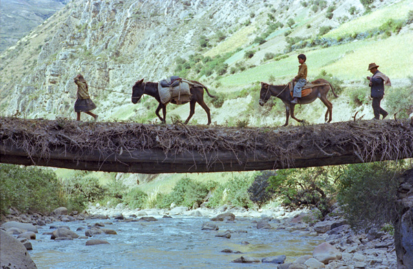 Pont dans les Andes, Prou