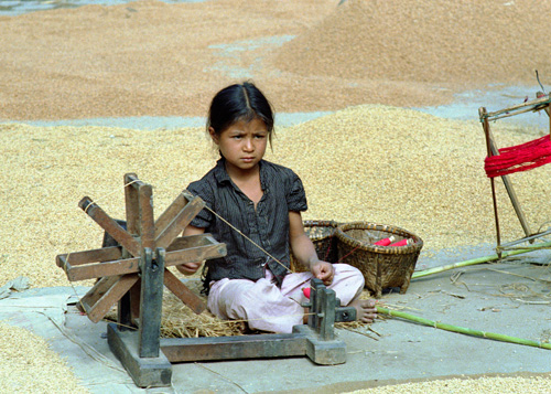 Petite fille  son rouet, Katmandou, Npal