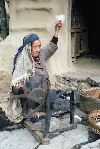 Villageoise filant de la laine, Chandrakot, Npal