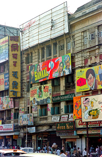 Rue et chafaudage en bambou, Calcutta, Inde