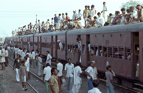 Passagers sur le toit, train Agra-Jaipur, Inde