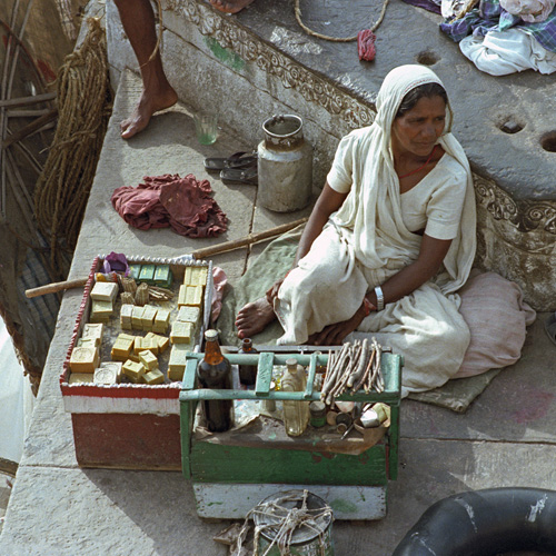 Vendeuse de ncessaire pour plerins, Varanasi, Inde