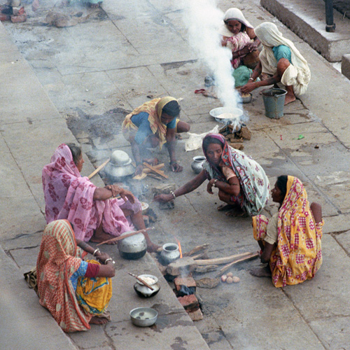 Plerins sur les Ghats, Varanasi, Inde