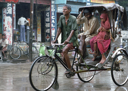 Rickshaw dans la mousson, Varanasi, Inde