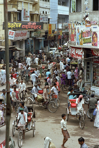 Rue encombre de Varanasi, Inde
