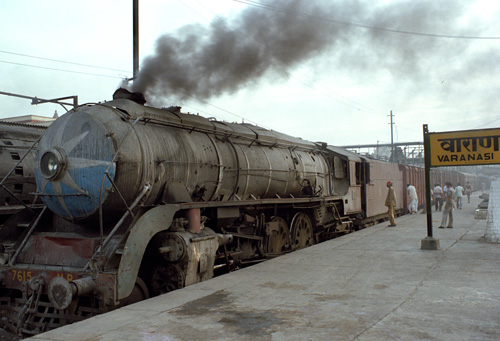 Train express  vapeur en gare, Varanasi, Inde