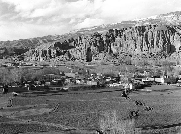 Le village de Bmiyn en 1977 avec au fond le grand Bouddha, Bamiyan, Afghanistan