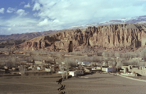 Le village de Bmiyn en 1977 avec au fond le grand Bouddha, Afghanistan