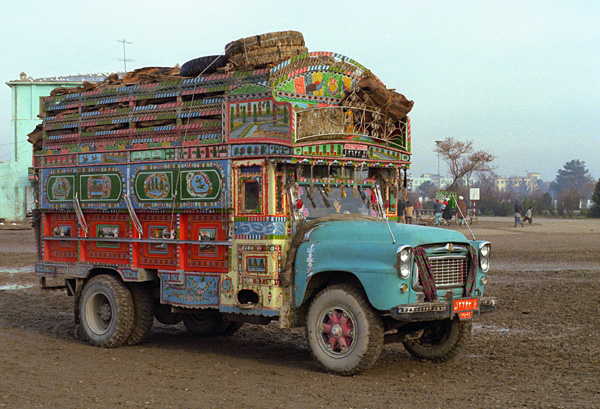 Camion afghan dcor, Mazar-i-Sharif, Afghanistan