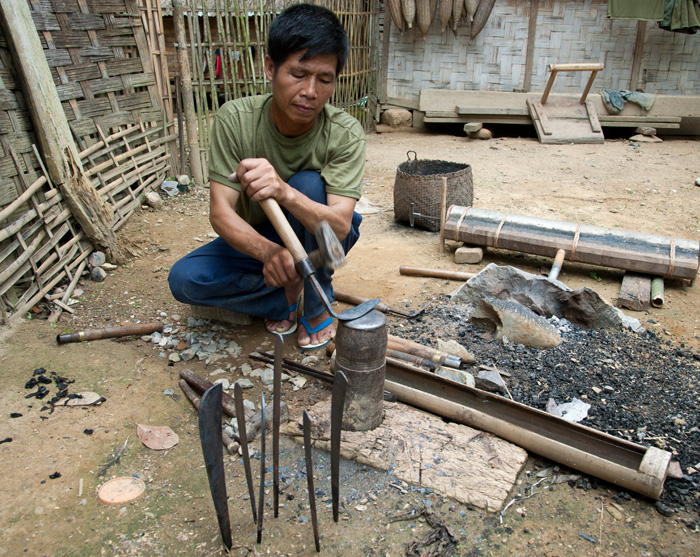 Forgeron fabriquant des outils  partir du mtal de bombes amricaines, Laos