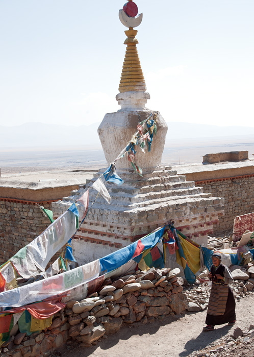 Plerine faisant inlassablement le tour d'un Stupa. Darchen, Tibet, Chine