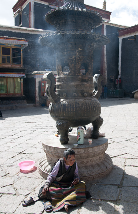 Plerin fatigu, monastre de Sakya, Tibet, Chine