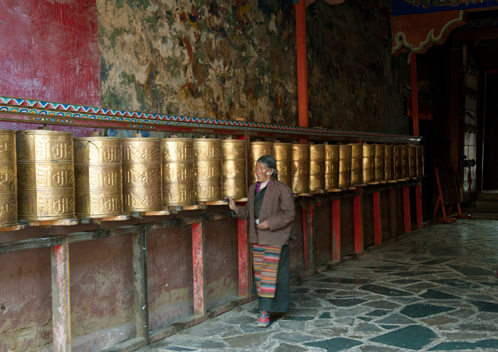 Moulins  prires, couloir entre les deux cours, monastre de Sakya, Tibet, Chine