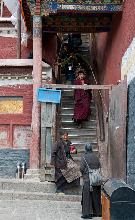 Escalier pour le premier tage, monastre de Sakya, Tibet, Chine