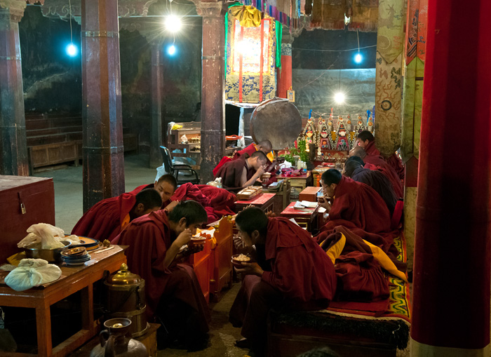 Le repas des moines, monastre Pelkor Choide, Gyantse, Tibet, Chine