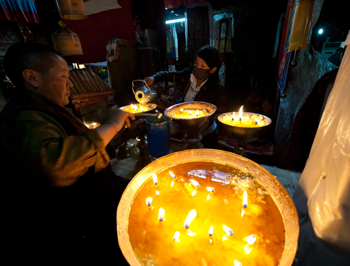 Bougies  la graisse de yack, couvent bouddhiste Ani Tsankhung, Lhassa, Tibet, Chine