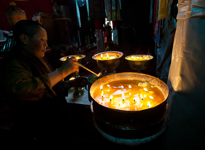 Entretien des bougies, couvent bouddhiste Ani Tsankhung, Lhassa, Tibet, Chine