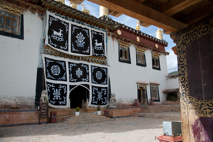 Cour du monastre de Songzanlin, Zhongdian, Yunnan, Chine