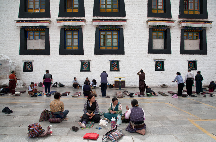 Plerins devant le temple du Jokhang, Lhassa, Tibet, Chine