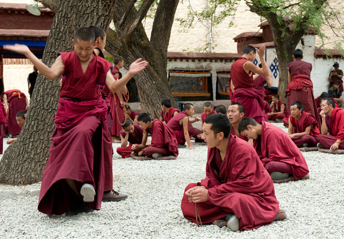 Exercices de dialectique, joutes philosophiques, monastre de Sera, Lhassa, Tibet, Chine