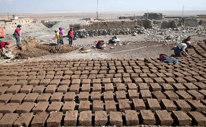 Fabrication artisanale de briques, Darchen, Tibet, Chine