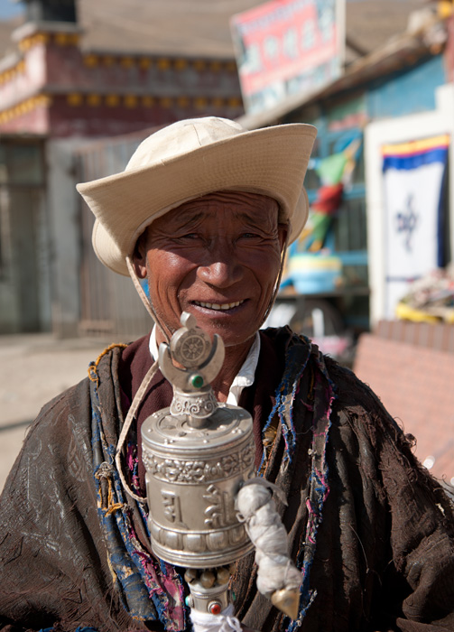 Plerin tibtain avec moulin  prire, Darchen, Tibet, Chine