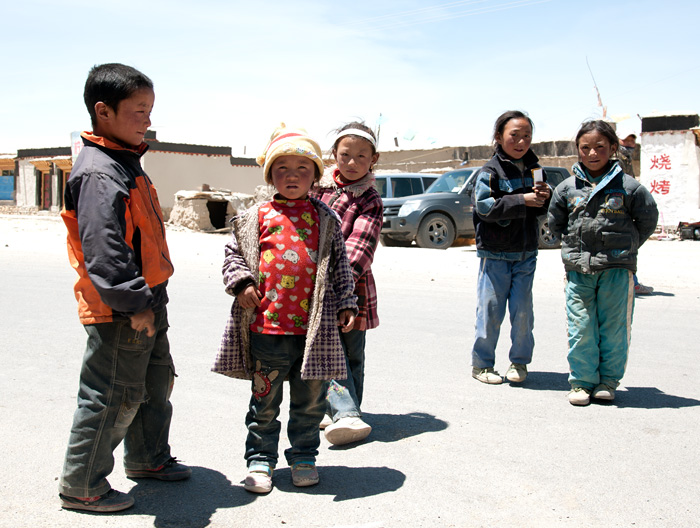Enfants du village de Paryang, Tibet, Chine