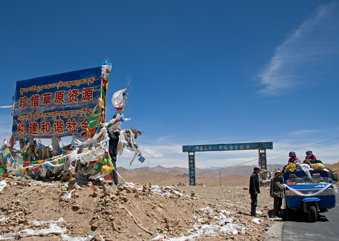 Drapeaux de prires et khata, Tibet, Chine