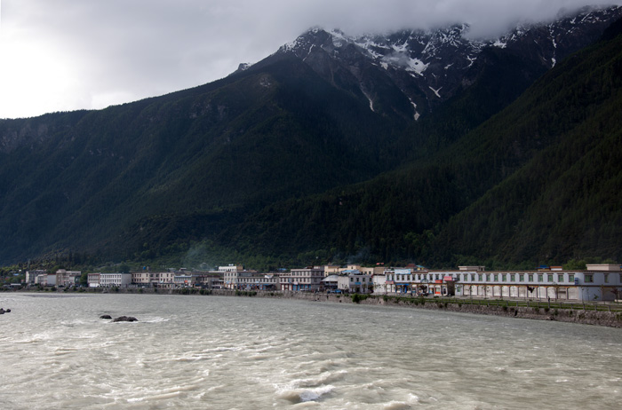 La ville de Bomi, la rivire Parlung Tsanpo, Tibet, Chine