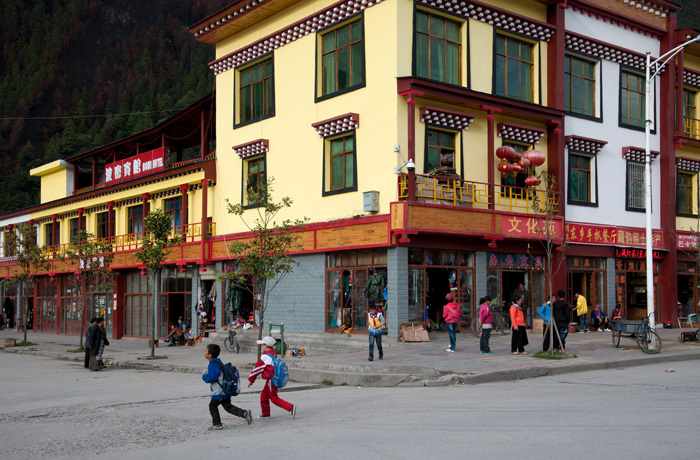La ville de Bomi, ou Zhamucun, Tibet, Chine