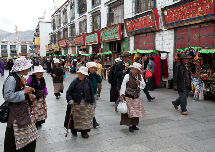 Plerins tibtains dans le vieux Lhassa autour du temple du Jokhang, Lhassa, Tibet, Chine