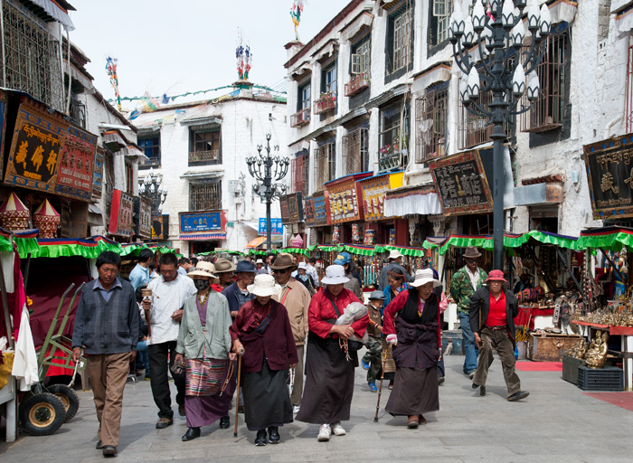 Rue du vieux Lhassa autour du temple du Jokhang, Lhassa, Tibet, Chine
