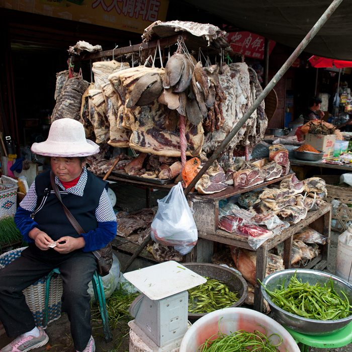 Vendeuse de viande sche, march central de Lijiang, Yunnan, Chine