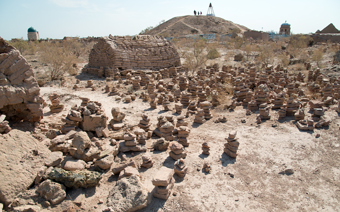 Tombes anciennes et dvotions modernes, ncropole de Mizdakhan, Karakalpakistan, Ouzbkistan