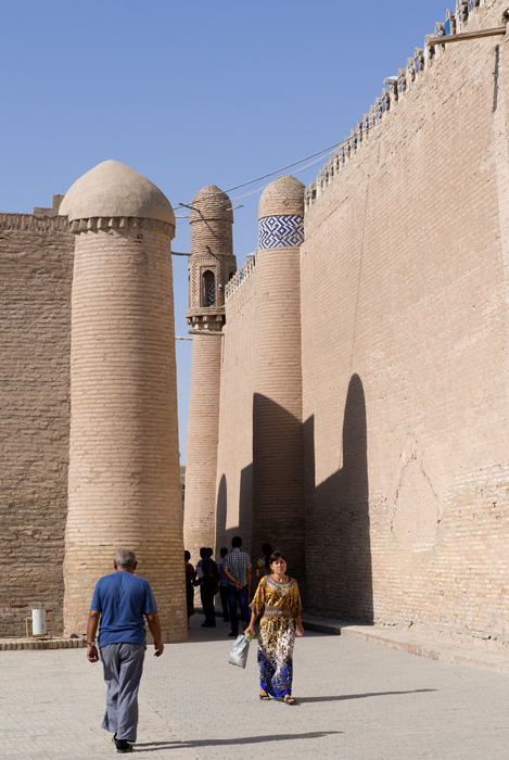 La ruelle entre le caravansrail et le palais Tosh Hovli, Itchan Kala, Khiva, Ouzbkistan