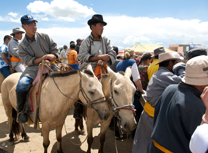 Les cavaliers regardent la fte du Naadam sans descendre de leurs chevaux, Kharkhorin, Mongolie