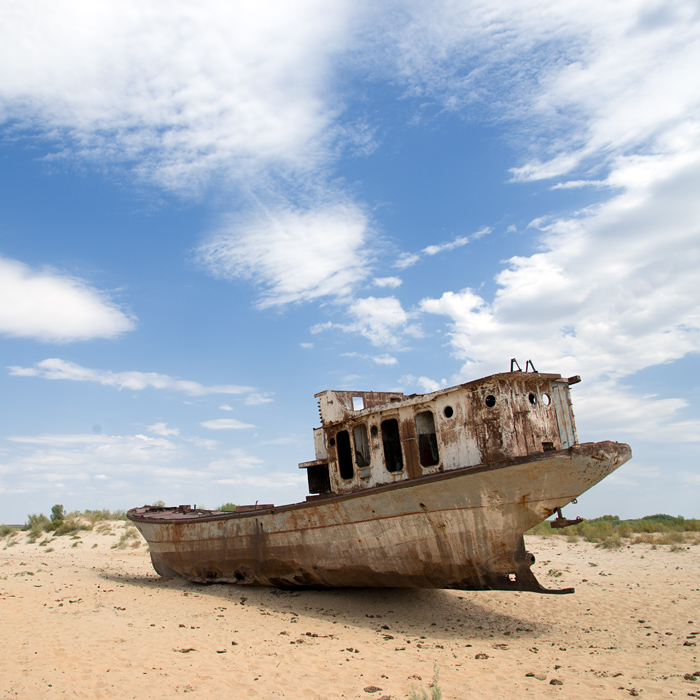 Bateau de pche au sec sur ce qui tait le fond de la mer Aral, Moynaq, Ouzbkistan