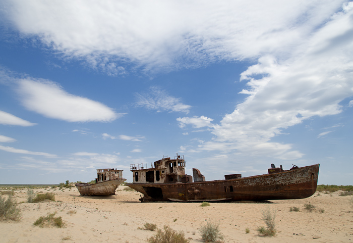 La mer Aral assche et paves de bateaux de pche, Moynaq, Ouzbkistan