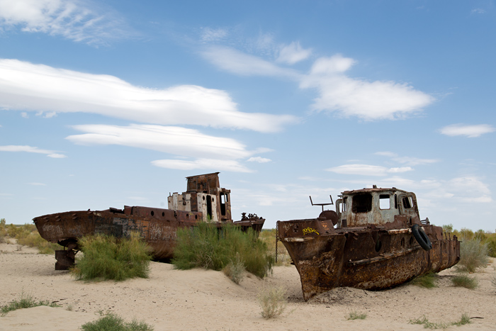 La mer Aral assche et paves de bateaux de pche, Moynaq, Ouzbkistan