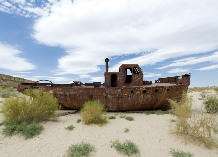 La mer Aral assche et paves de bateau, Moynaq, Ouzbkistan