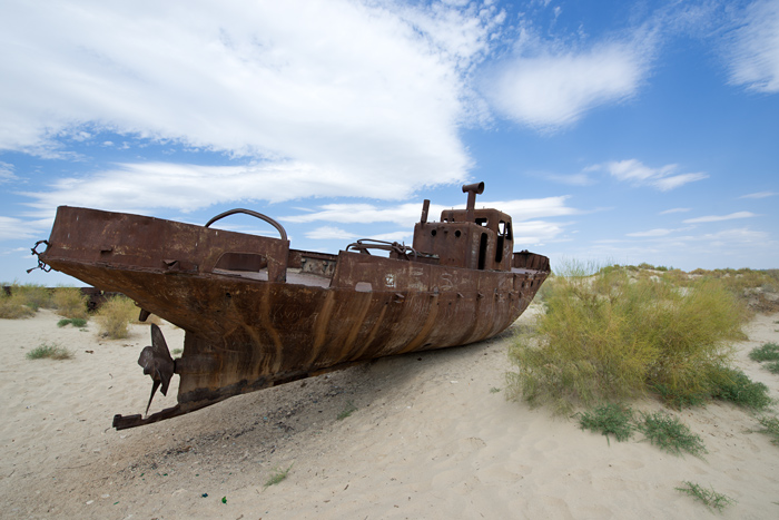 La mer Aral assche avec une pave de bateau, Moynaq, Ouzbkistan