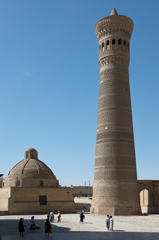 Le grand minaret de la mosque Kalyan, madrasa Emir Alim Khan. Boukhara, Ouzbkistan